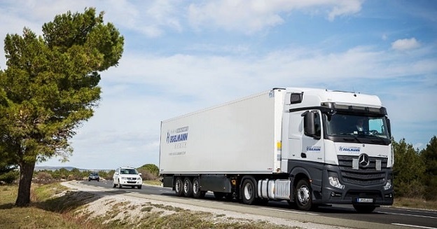 Далекобійникам в ЄС дозволили їздити в рейси Далекобійникам в ЄС дозволили їздити в рейси