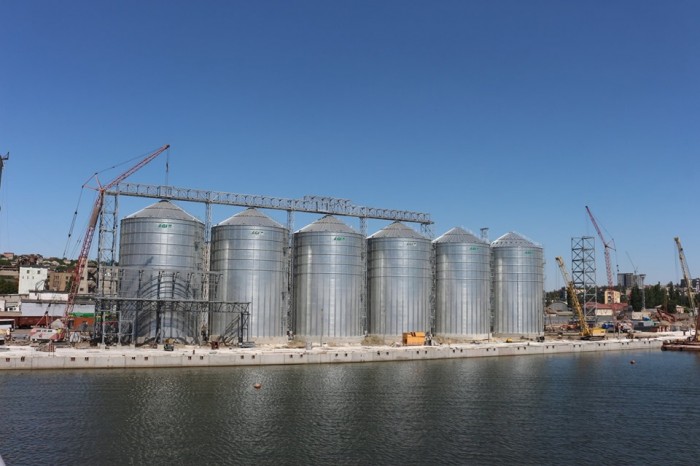 Зернові вантажі потіснили ГМК в структурі перевалки Маріупольського порту Зернові вантажі потіснили ГМК в структурі перевалки Маріупольського порту