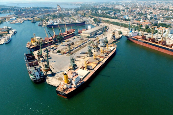 Bulgaria offers its port to Ukraine as a logistics hub Bulgaria offers its port to Ukraine as a logistics hub