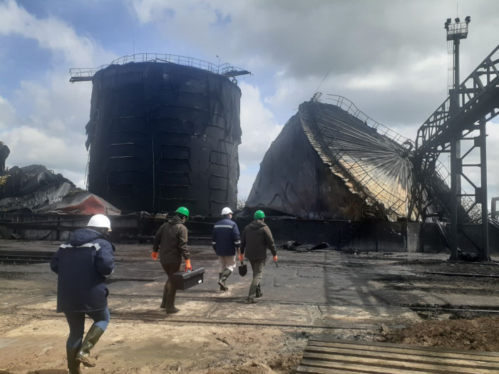 Через ракетний удар по підприємству в порту Південний зруйновано 10 резервуарів з олією