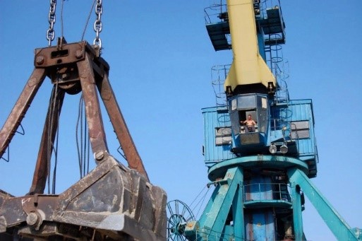 Киевский речной порт начал перевалку цемента