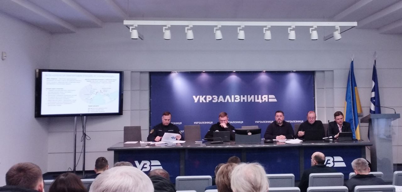 АТ «Укрзалізниця» планує цьогоріч збудувати 120 вагонів-зерновозів для звичайної та євроколії. Про це йшлося під час засідання Експортного офісу при УЗ 17 січня АТ «Укрзалізниця» планує цьогоріч збудувати 120 вагонів-зерновозів для звичайної та євроколії. Про це йшлося під час засідання Експортного офісу при УЗ 17 січня